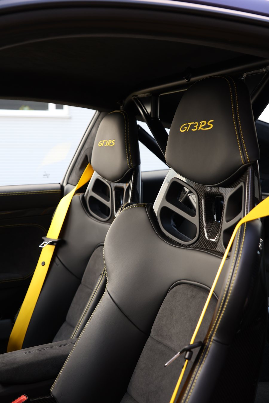 Sitze mit gelben Gurten im Porsche 911 GT3 RS bei R&M Automobile in Hemau