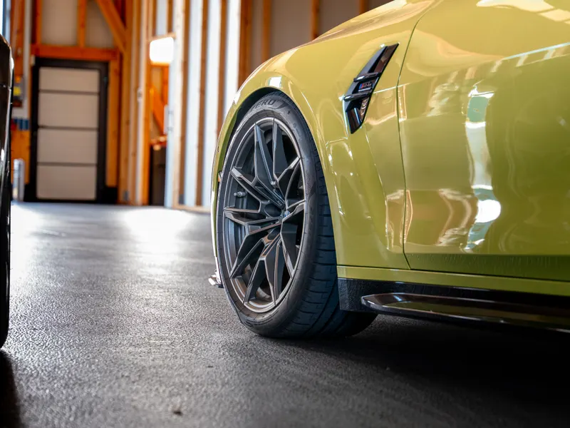 Rad und Flanke eines BMW M4 Competition in der Halle von R&M Automobile