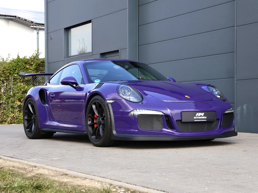 Porsche 911 GT3 RS in Ultraviolett vor der Halle von R&M Automobile in Hemau
